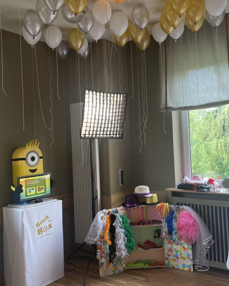 Die Fotobox "Bob" aufgebaut mit Drucker für eine Hochzeit