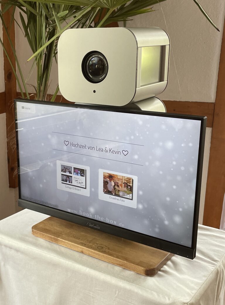 Die Fotobox "Boxy" aufgebaut mit Drucker für eine Hochzeit